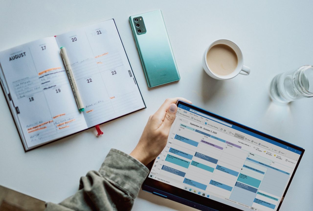 Ein Tablet, Smartphone und Kalender auf einem Schreibtisch